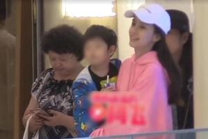 Baby获黄晓明妈妈和小海绵探班 单手抱娃妈妈力MAX