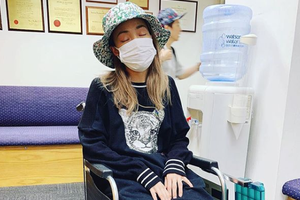 容祖儿晒轮椅照 膝盖水肿抽出两盘分泌液