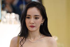 杨幂黑色抹胸短裙现身活动 长发微卷妩媚冷艳