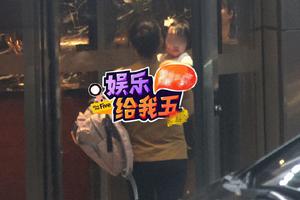 张杰谢娜女儿正面照曝光 一岁的跳跳俏俏超像爸爸