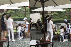 baby素颜便装带小海绵玩耍与常人无异