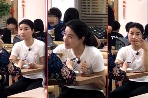 郭晶晶邓亚萍餐馆吃饭拿手擦汗无贵妇包袱