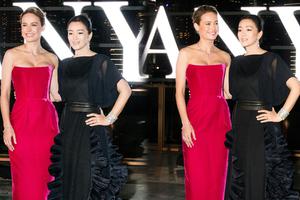 巩俐与“惊奇队长”同台出席活动合影