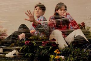 王源欧阳娜娜置身花丛穿搭养眼有活力