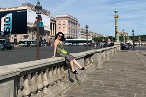 邱淑贞女儿分享巴黎美照 穿裸背长裙性感优雅