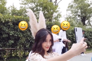 Angelababy化身兔女郎自拍玩不停 凹造型大笑