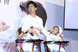 修杰楷首带两女儿出席活动 咘咘Bo妞化身小厨娘