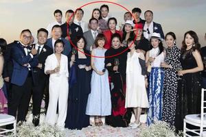 向佐郭碧婷婚礼大合照 鲁豫站C位郭爸旁疑郭妈