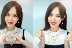 唐嫣官宣怀孕后为品牌录制视频 俏皮比心状态好