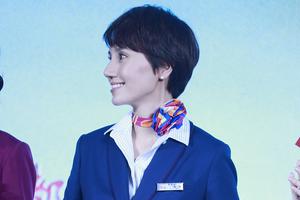 41岁袁泉化身空乘人员 眼神明亮笑容温婉