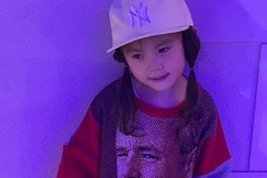 陈冠希晒女儿萌照 Alaia扎双马尾戴小黄帽可爱