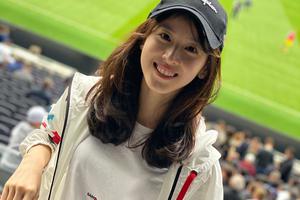 章泽天留学生活曝光：与男伴看英超