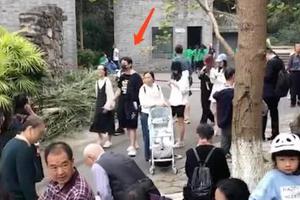 王思聪十一假期带女友看大熊猫 两人手牵手不避讳