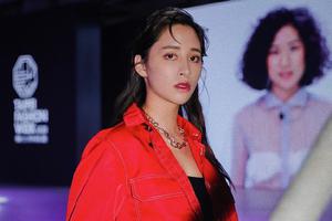 欧阳娜娜姐姐亮相时装周 网友：整整牙颜值巅峰