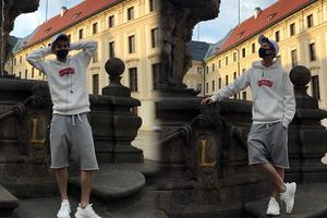 鹿晗清晨分享游客照 素颜戴口罩凹造型