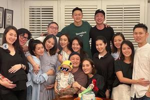 余文乐陪爱妻参加生日趴 小两口恩爱相拥