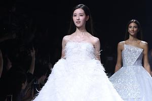 陈都灵穿纯白婚纱走秀香肩锁骨迷人