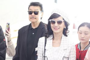 太敢穿！64岁赵雅芝大冷天露美腿