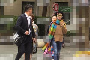 范冰冰同母亲挽手现身街头满面笑容