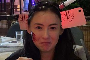 张柏芝万圣节与儿子小Q头上"插"菜刀