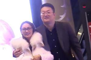 姚笛和富商未婚夫深夜约会 甜蜜搂抱恩爱十足