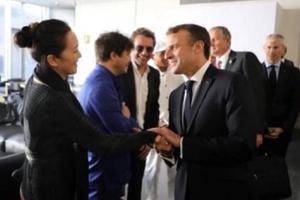 巩俐夫妇受邀出席总统宴会 与老公甜蜜对视