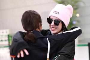 刘诗诗产后生图曝光 偶遇阚清子热情送拥抱