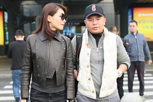 刘涛红唇黑装又酷又美 全程甜笑注视老公