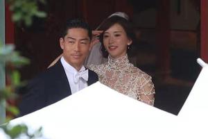 林志玲穿珍珠婚纱牵手老公优雅美丽