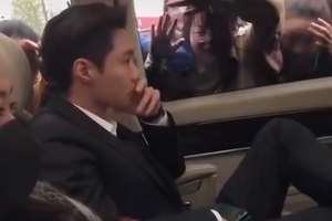 张艺兴被女粉丝趴车窗追星表情略无奈