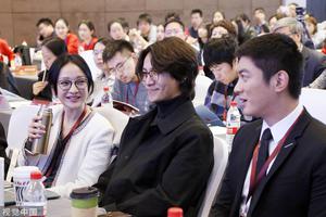 周迅陈坤同框出席活动同戴眼镜默契足