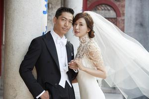 林志玲AKIRA合体婚纱照曝光甜蜜依偎