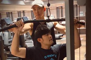 周杰伦昆凌同健身狂撒狗粮刘畊宏调侃