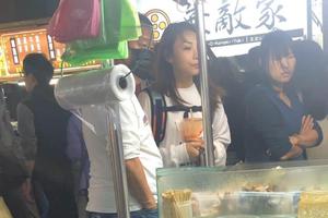 曾志伟带女助手旅游购物吃宵夜