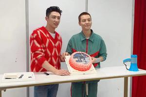 黄景瑜送恶搞蛋糕为陈伟霆庆生