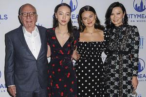 邓文迪母女三人与默多克罕见再同框