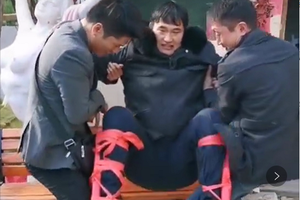 “大衣哥”朱之文村里踩高跷行走