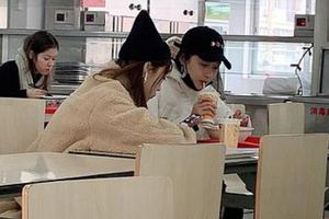 网友北电食堂偶遇关晓彤赞其皮肤好