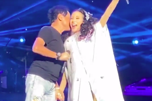 齐秦牵手莫文蔚公开亲吻脸颊深情对视