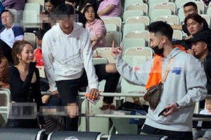 死性不改？蒋劲夫近日带辣妹看球