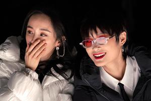 杨幂高马尾与李宇春同框看秀热聊不断