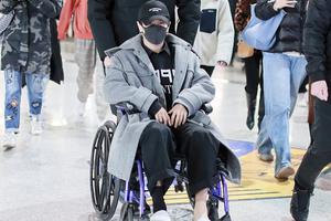 网曝李汶翰录《追我吧》脚崴伤坐轮椅
