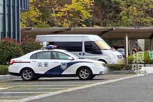 殡仪馆警车等候 为高以翔诵经法师到达