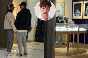 张亮一个月前与女子亲密挑珠宝被偶遇