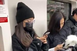 欧阳娜娜与妈妈同乘地铁被偶遇