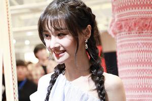 郑爽出席活动生图绑麻花辫笑容灿烂