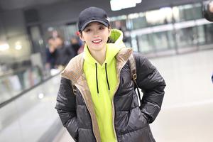 何泓姗装扮厚重不显臃肿 帮粉丝签名开心比v