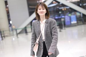 乔欣深夜赶路妆容精致 歪头灿笑甜美范十足