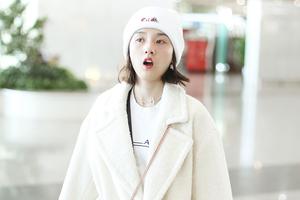 宋祖儿早起赶飞机打哈欠 戴白帽子露巴掌小脸