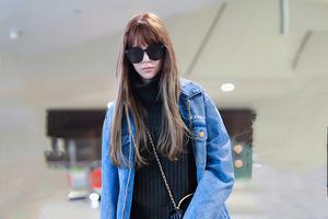 昆凌梳齐刘海黑超遮面 蓝色牛仔造型又飒又美